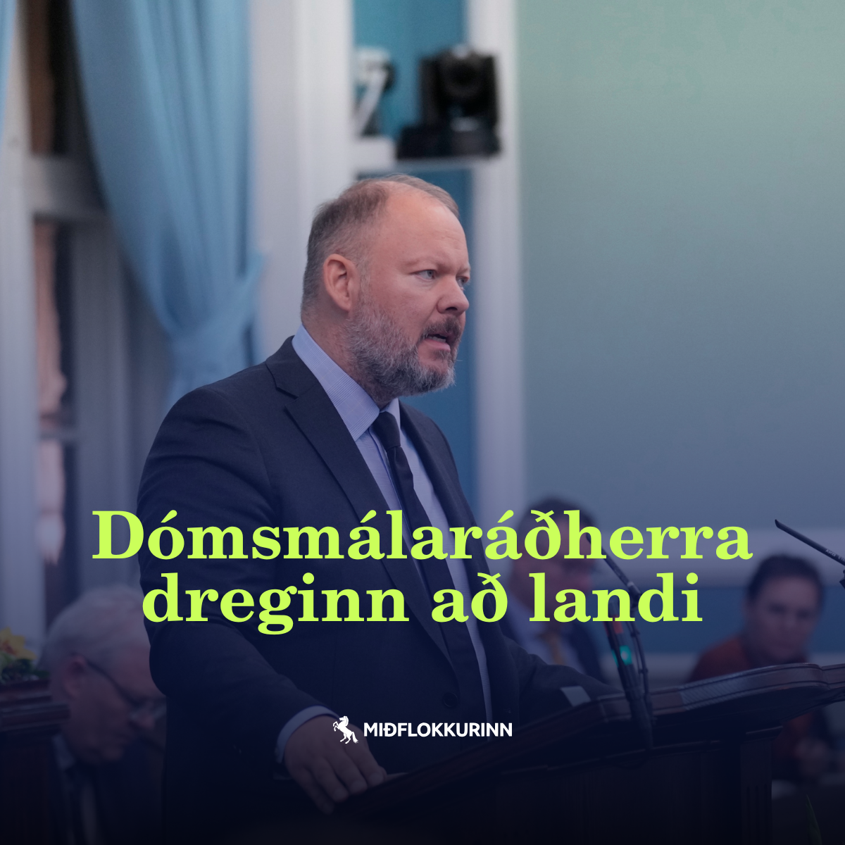 Dómsmálaráðherra dreginn að landi